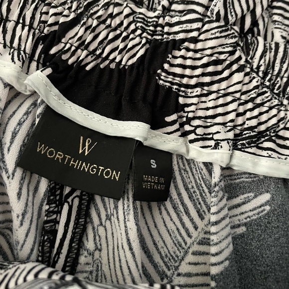 Black and White Flowy Capri Leaf Print Pants Size Small - Picture 4 of 4